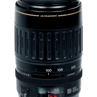 而另外一支佳能EF100-300mm F4.5-5.6USM同样值得关注。随着佳能镜头对焦马达技术的开发，这支拥有USM对焦马达的长焦镜头，可以在拍摄时进行高速追焦, 对于经常拍摄体育运动或是野生动物